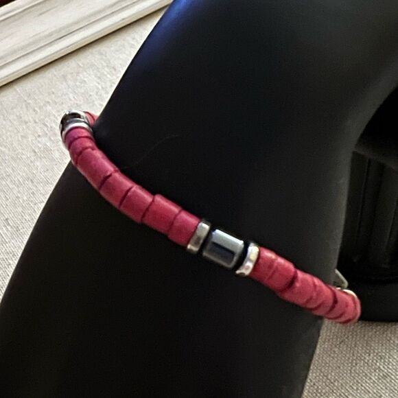 Lacrosse elasticized bracelet w pink wood and silver and pewter beads - Picture 2 of 5